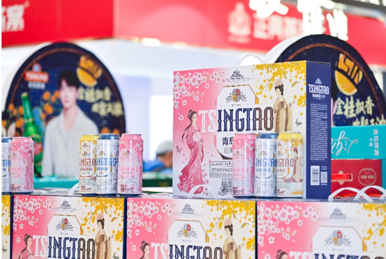 青岛啤酒凭“红”“白”双色新品圈粉，让团圆时刻更有仪式感！