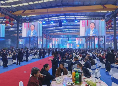 河南老板宴请1.9万人、发千万孝金：员工月薪8千，利润7成分给人