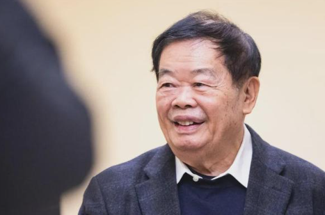 曹德旺“交棒”！80岁辞去福耀玻璃董事长，明确不分管大学