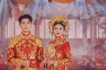 草根创业15年，身家135亿，他娶了“最美光二代”：跨界联姻刷屏